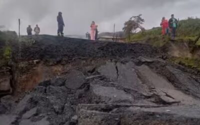 Campesinos de Vélez construyen vía alterna tras colapso de la Troncal del Carare