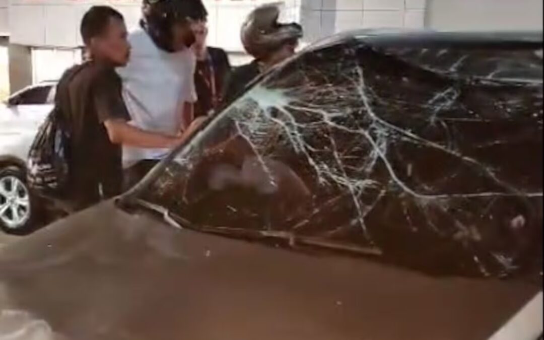 Carro terminó patas arriba tras violento choque en plena carrera 27 de Bucaramanga