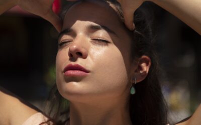 Vacaciones y sol: por qué es clave proteger la piel incluso en días nublados