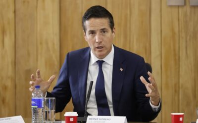 Senador nacido en Colombia enfrenta críticas por iniciativa contra doble ciudadanía