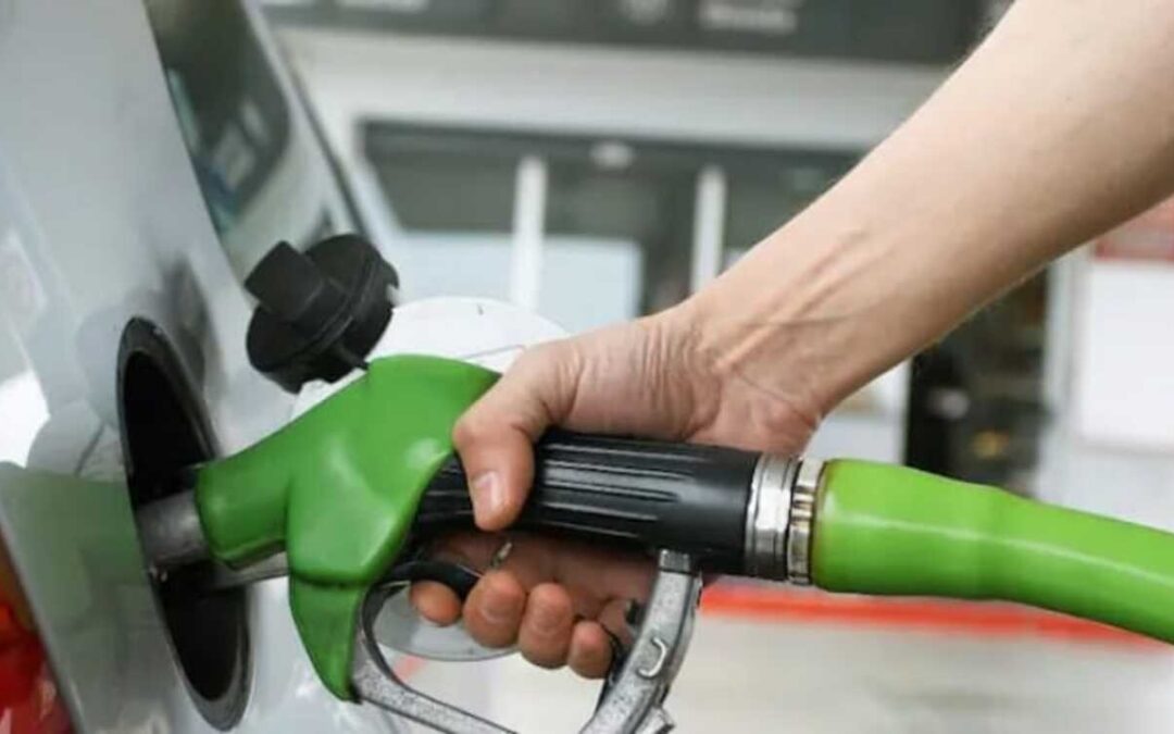 ¿Bajará la gasolina en 2026? El anuncio de Gustavo Petro divide opiniones