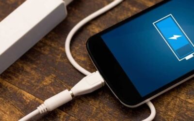 Murió electrocutada por usar su celular mientras lo cargaba