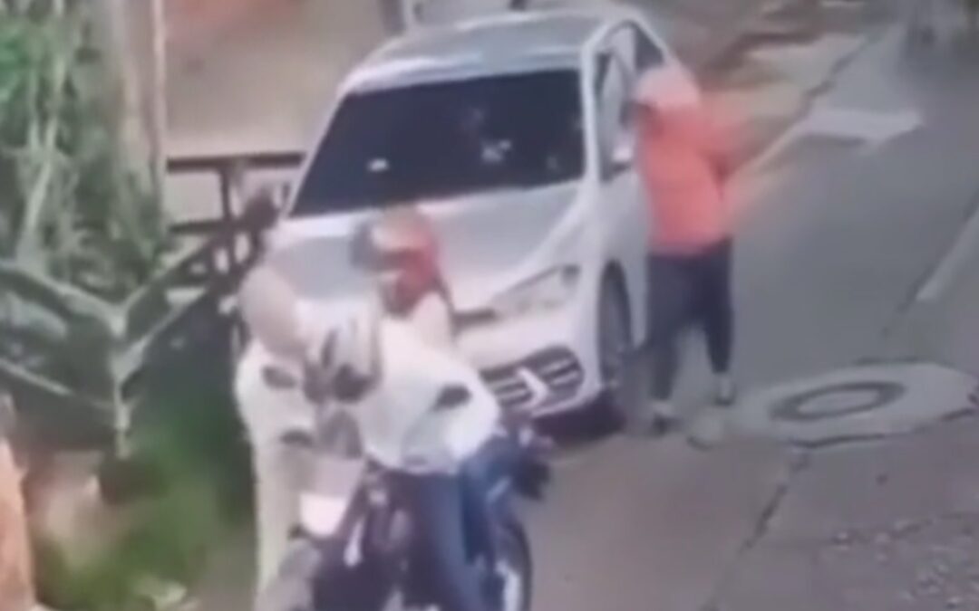 Cámaras captan pareja señalada de múltiples hurtos en Bucaramanga