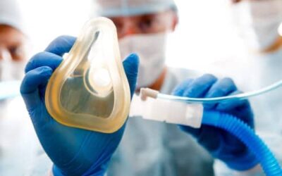 Condenan a anestesiólogo por distraerse con su celular y causar muerte de niño