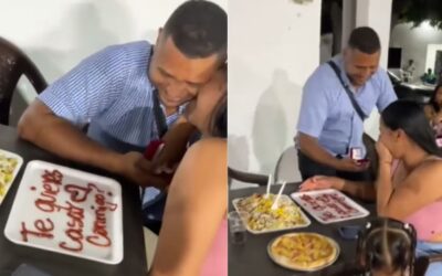 Le pidió matrimonio con salsa de tomate y ella dijo “sí”