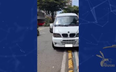 Perla vial del día: furgón invadió ciclorruta y taxi terminó de bloquear la vía