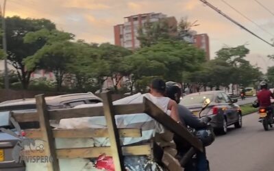 Imprudencia total: moto llevaba carretilla en plena vía rápida del área metropolitana
