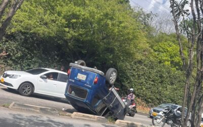 Accidente en Floridablanca dejó a estudiante herida tras volcamiento de vehículo