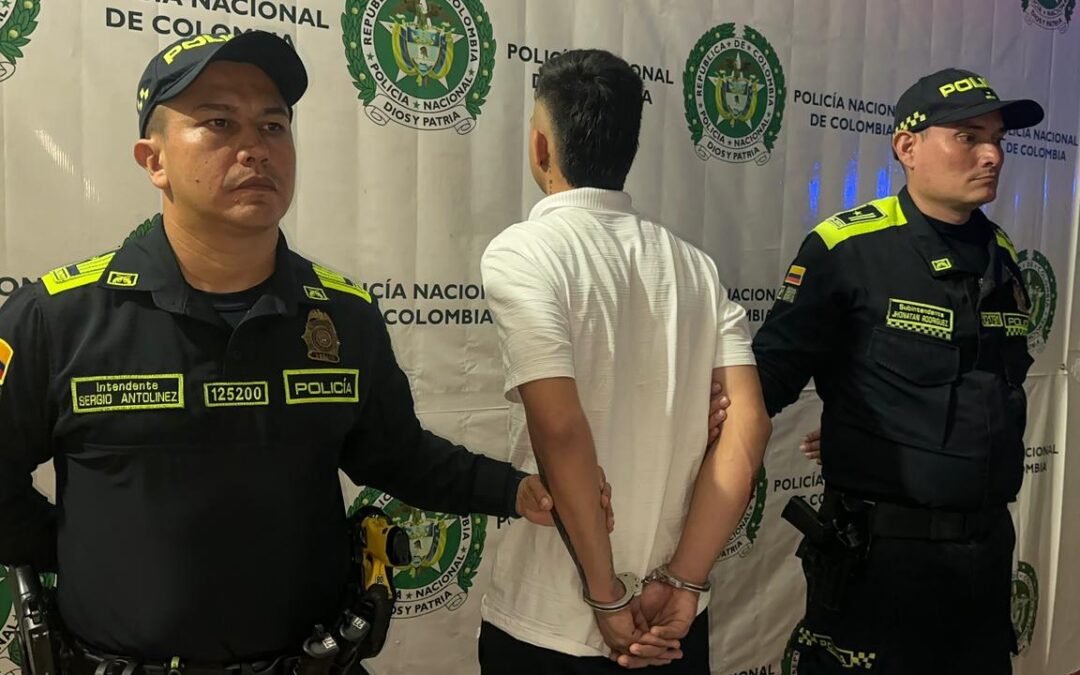 Capturaron a adulto y aprehendieron a menor por hurto con arma de fuego en Bucaramanga