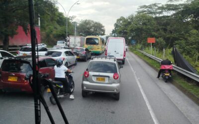 Caos en Bucaramanga: derrumbe en la vía a Girón genera colapso total