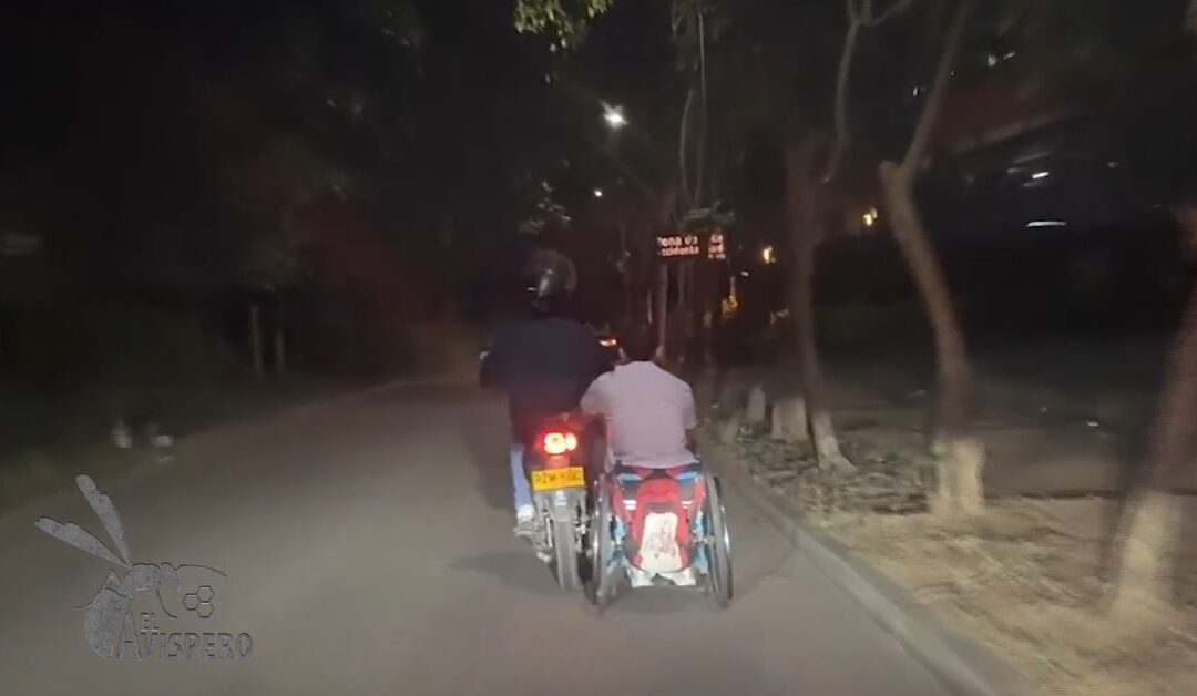 Piedecuesta no sale del asombro por motociclista que llevaba una silla de ruedas