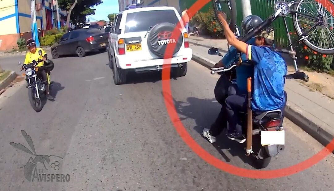 ¡Insólito! Captan mototaxista con parrillero cargando bicicleta y machete