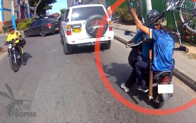 ¡Insólito! Captan mototaxista con parrillero cargando bicicleta y machete