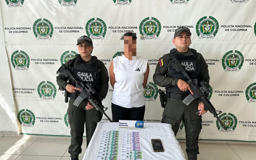 La capturaron en pleno cobro de millonaria extorsión en Bucaramanga