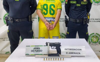 Hombre armado amenazaba a sus vecinos y terminó capturado tras ingresar la policía a su casa