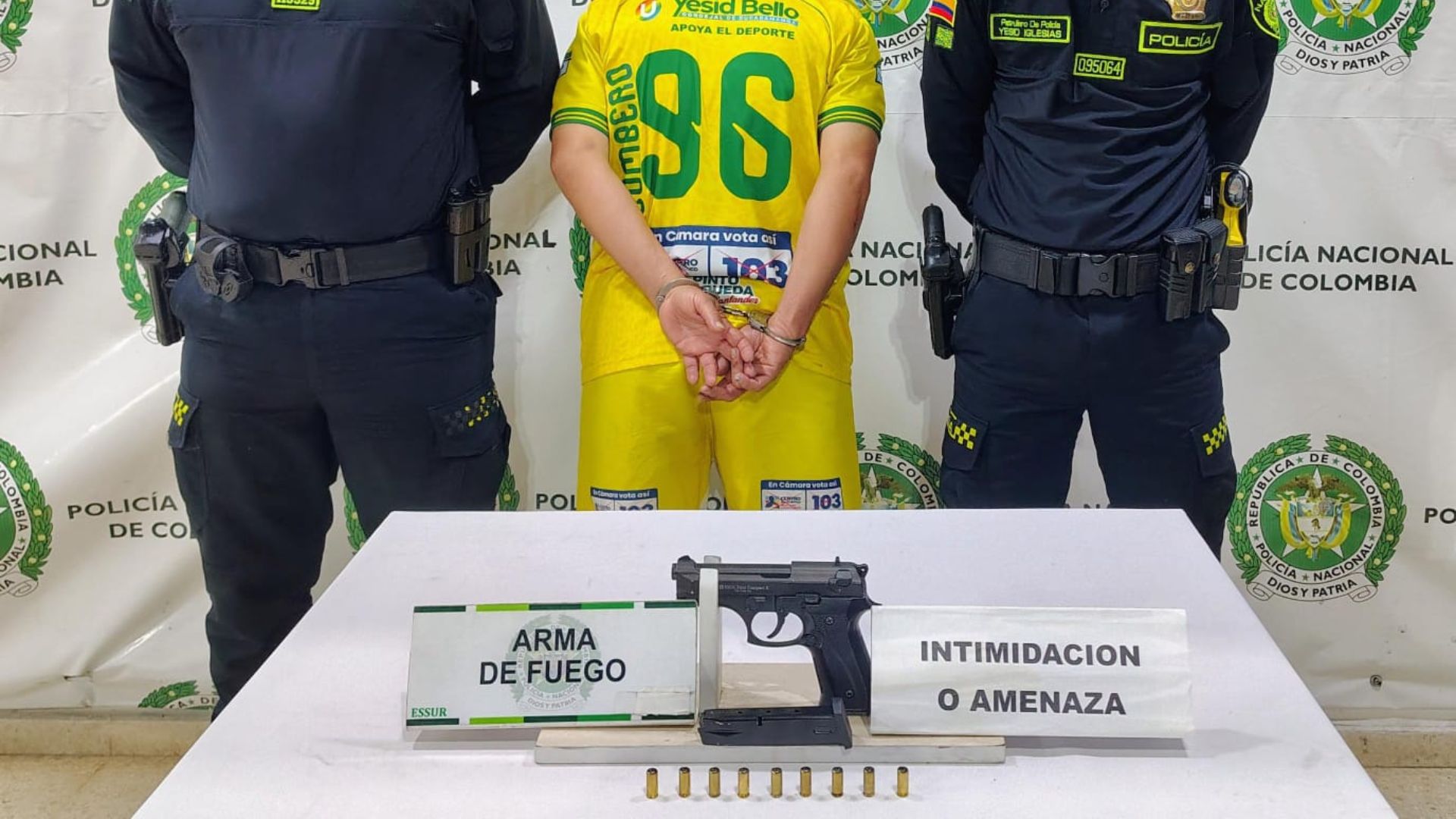 Hombre armado amenazaba a sus vecinos y terminó capturado tras ingresar la Policía a su casa