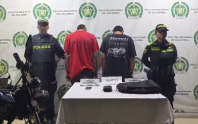 Le robaron el bolso a una mujer, intentaron huir en moto y la policía los acorraló