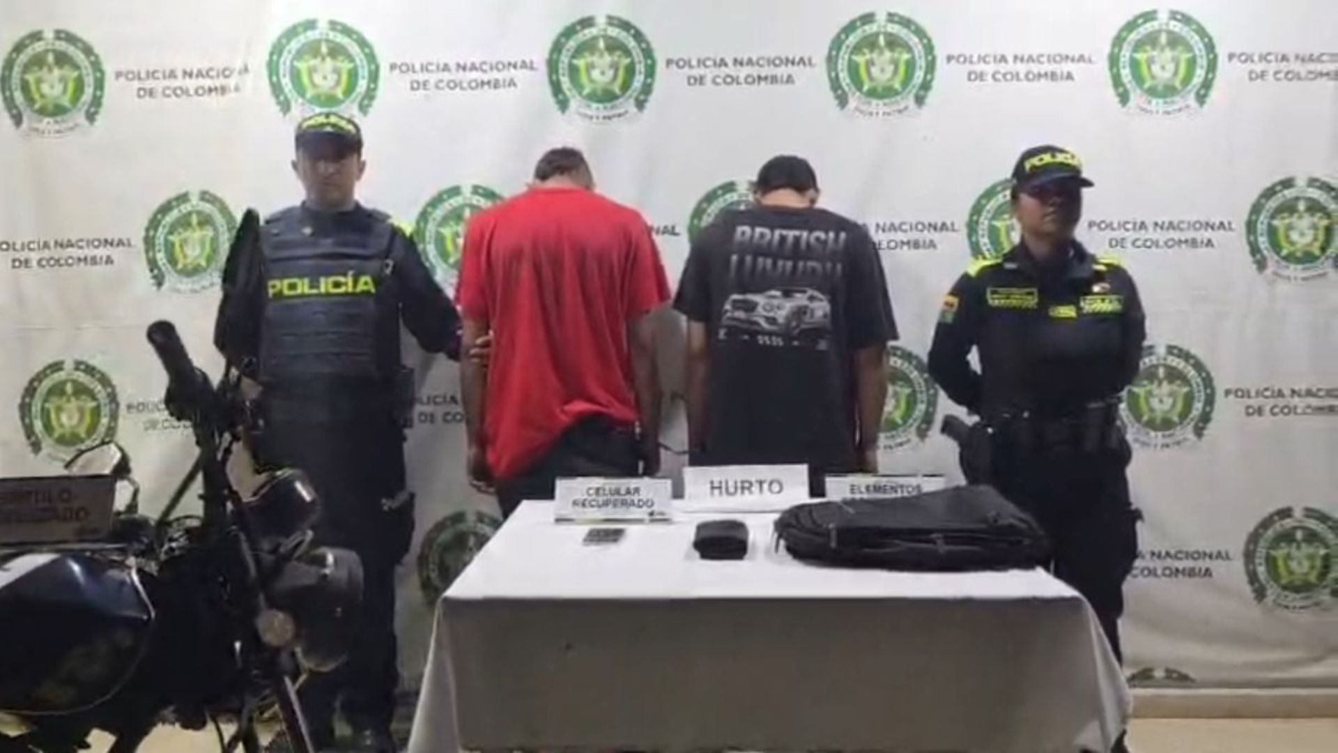 Le robaron el bolso a una mujer, intentaron huir en moto y la Policía los acorraló
