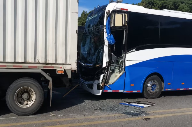 Lo que parecía un viaje normal acabó en fuerte choque que dejó siete lesionados en Santander