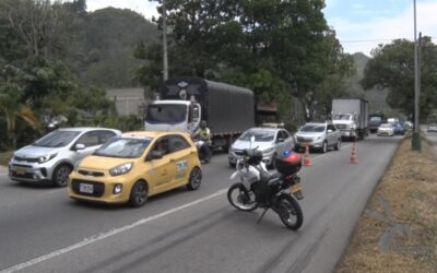¡Otra vez la misma imprudencia! Un carro sin señalizar habría provocado un choque entre tres vehículos