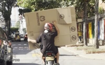 ¡El video que generó preguntas! Captaron cubículos electorales siendo transportados en una motocicleta