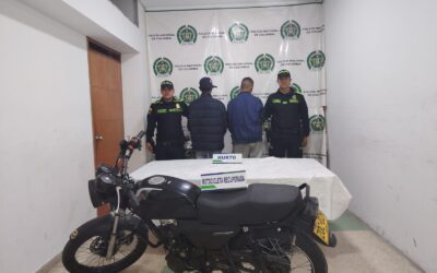 Con las manos en la moto: así cayeron dos presuntos ladrones en Bucaramanga