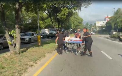 Una adulta mayor y un motociclista resultaron heridos tras un accidente en el Anillo Vial