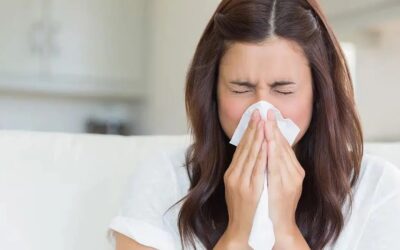 Estornudos, tos y congestión: síntomas que podrían esconder una alergia respiratoria