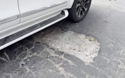 ¡Parece un campo de golf! Los huecos se apoderan de una vía en Bucaramanga
