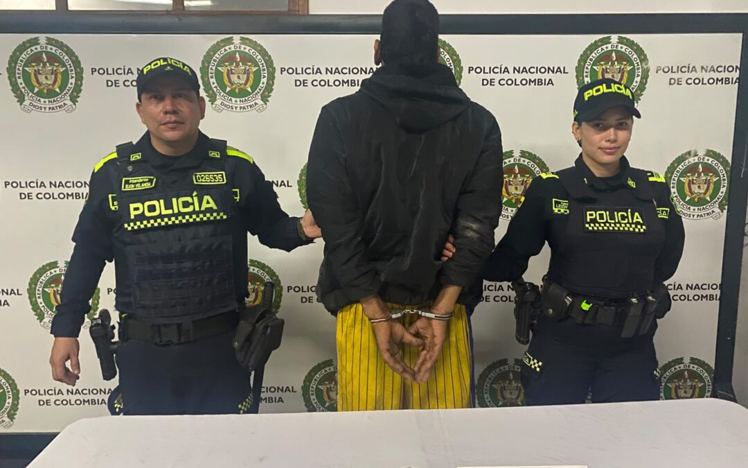 Robó un celular, huyó con un cuchillo y terminó amenazando a su padre en Girón