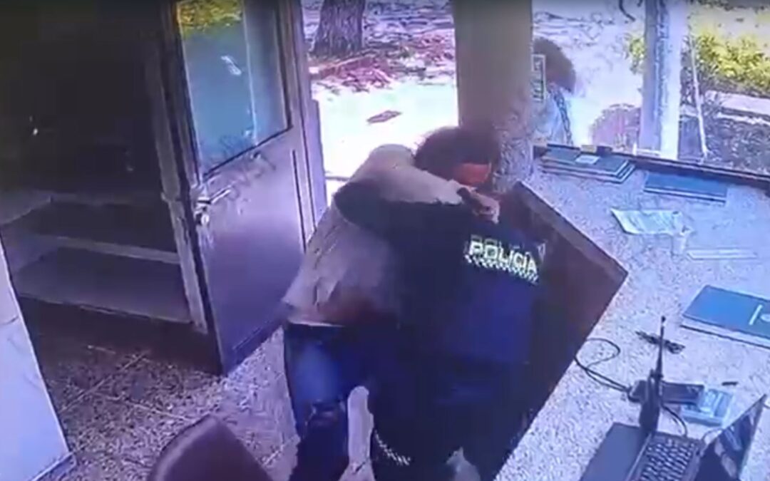 VIDEO. Ataque dentro de un CAI terminó con un policía herido y un ciudadano neutralizado
