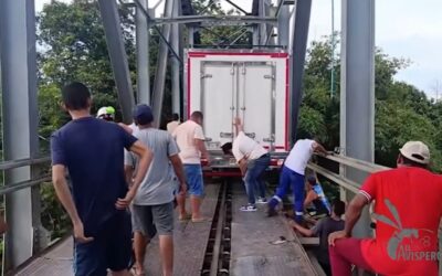 ¡Un puente que da miedo! Habitantes de Puerto Wilches denuncian grave riesgo al cruzar el río Sogamoso
