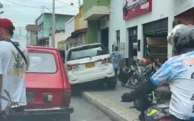¿Y el peatón qué? Conductor bloqueó el paso peatonal en el centro de Bucaramanga