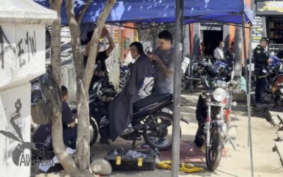 ¡No es broma! Mientras le arreglaban la moto, también le cortaron el cabello en plena vía