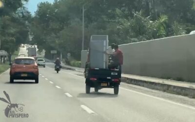 ¡A la buena de Dios! Así transportaron dos neveras por la vía Floridablanca-Girón