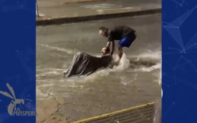Mientras caían rayos, ellos jugaban en plena calle inundada de Bucaramanga