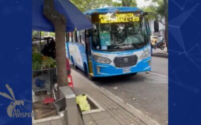 Metrolínea con ‘parada a domicilio’: bus quedó atravesado en plena carrera 33