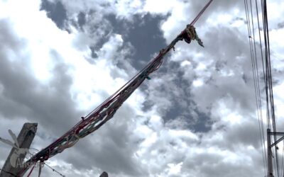 Cometas quedaron atrapadas en los cables y ahora amenazan a motociclistas en Ruitoque