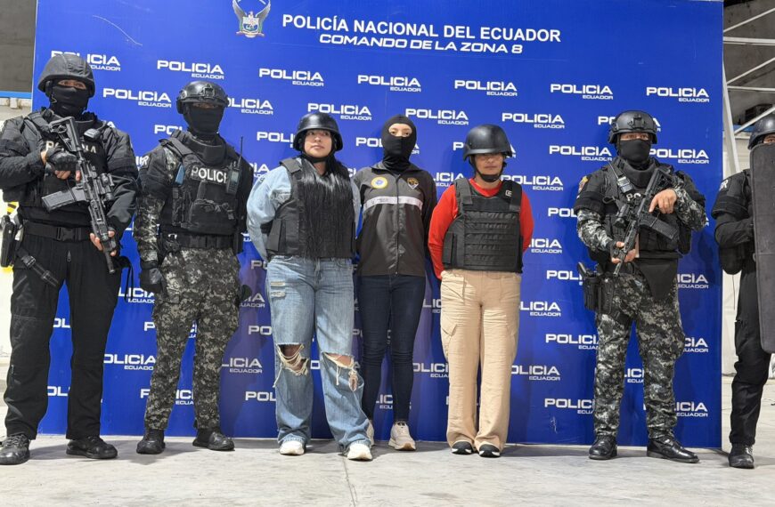 Video | Capturadas en Santander y expulsadas a Ecuador: esposa e hija de alias ‘Fito’ ya están en poder de la justicia