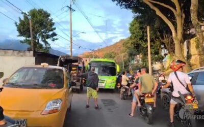 ¡La cerveza fría y los conductores calientes! Camión repartidor causó trancón en la vía a Matanza
