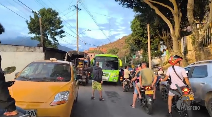 ¡La cerveza fría y los conductores calientes! Camión repartidor causó trancón en la vía a Matanza