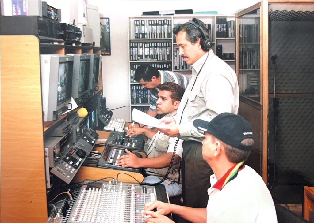Imagen del Máster de las primeras emisiones ubicado en la calle 53 con carrera 21

En la foto, Graciliano Jímenez, Carlos Julio Castellanos, el productor Luis Alberto Ibarra y el periodista Gustavo Pinilla. 