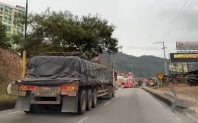 ¡Como en el Titanic! Graban a personas viajando sin protección en un tractocamión entre Girón y Lebrija