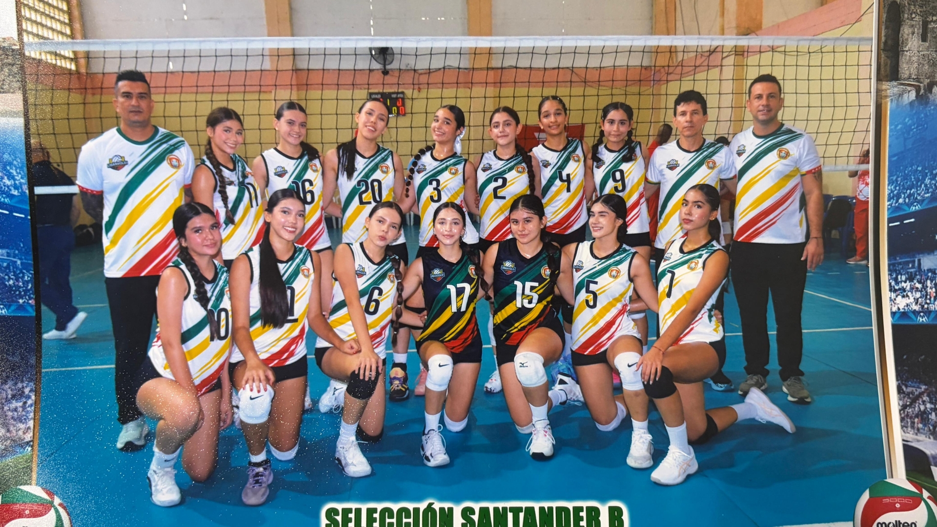 Jóvenes deportistas buscan apoyo