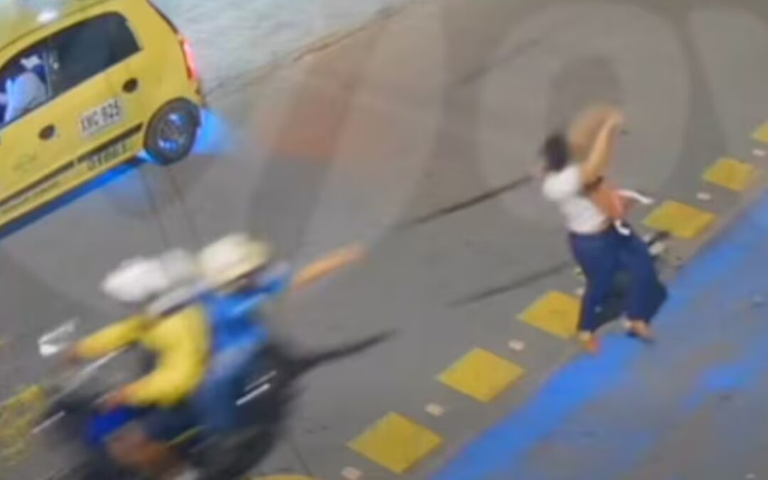 Motoladrones arrastran y dejan herida a una mujer por robarle el bolso en Bucaramanga