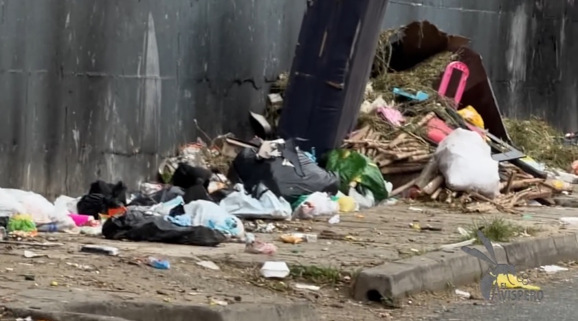 ¡Basura por montones! La vía a Matanza se convierte en un botadero a cielo abierto