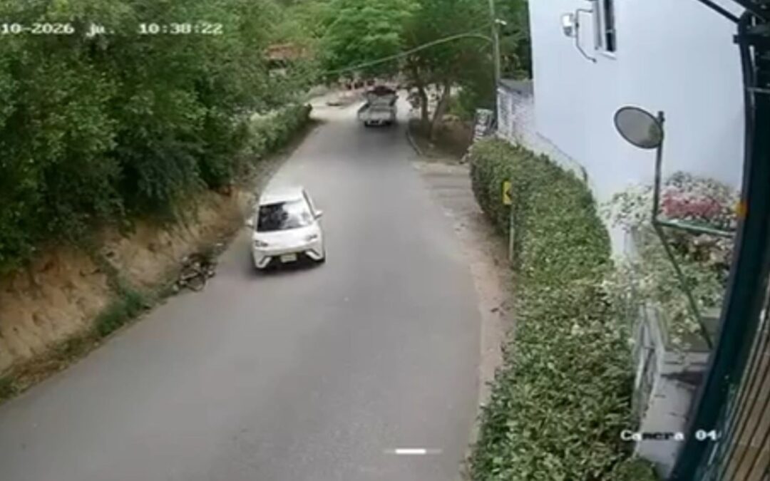 Impactante video: conductor arrolló a ciclista, lo dejó herido y huyó