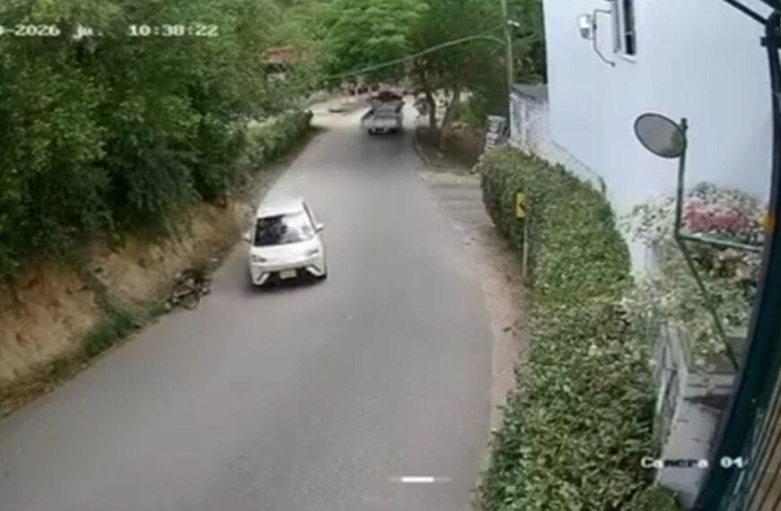 Momento exacto en que el conductor golpea al ciclista y huye