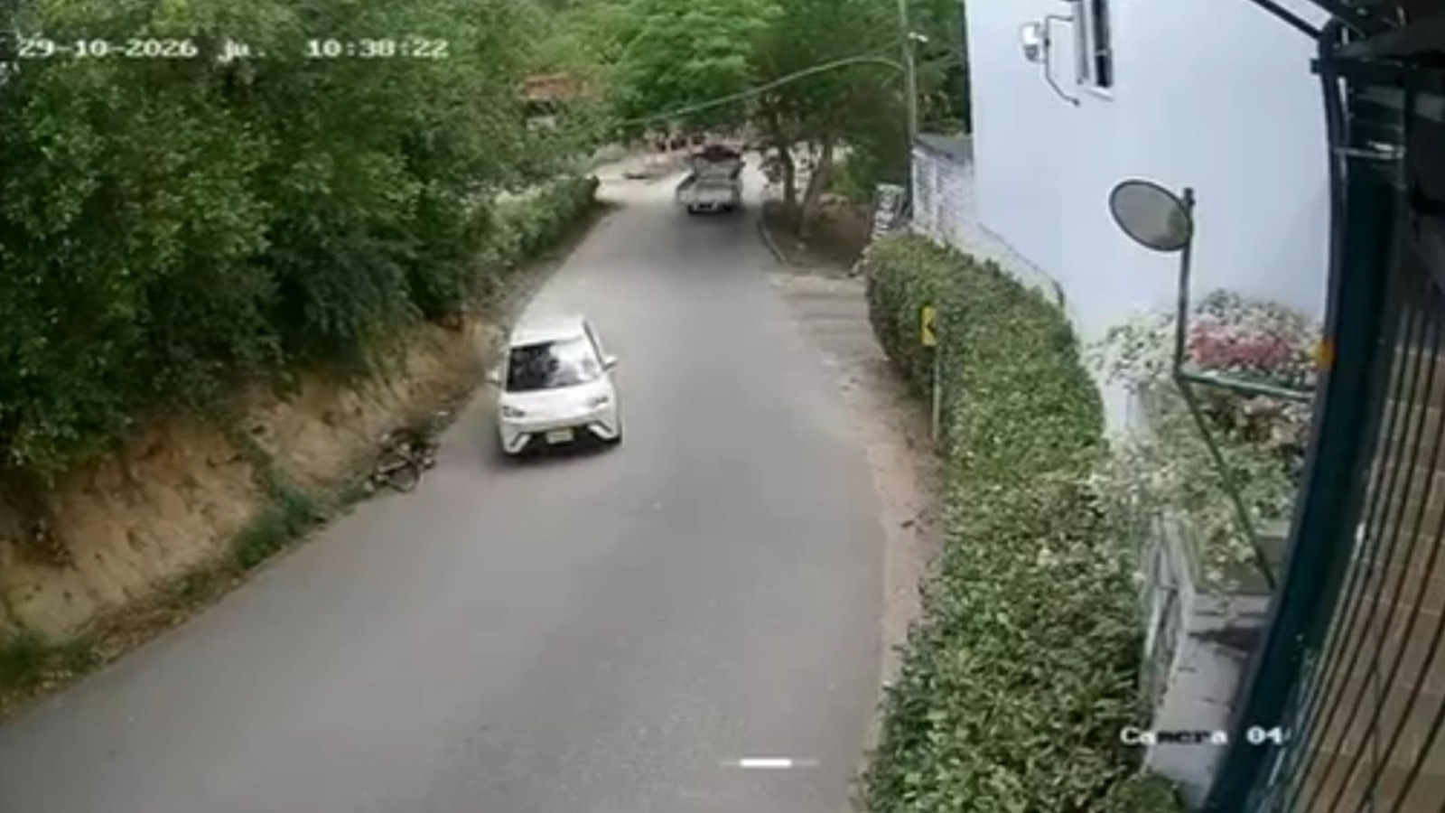 Momento exacto en que el conductor golpea al ciclista y huye