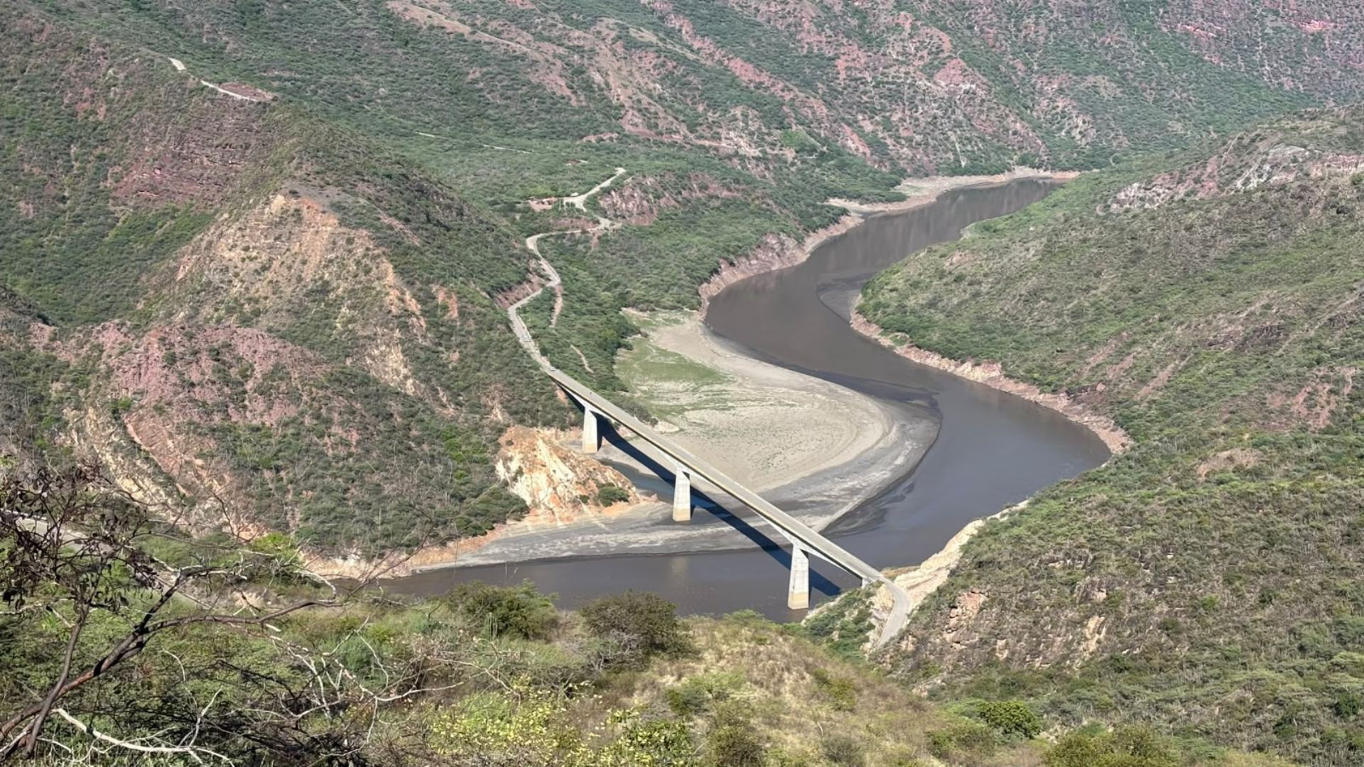 Sin una sola gota: Así luce el río Sogamoso en Santander por drástica sequia
